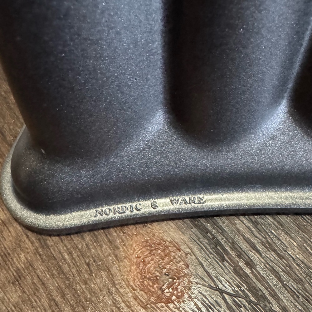 Nordic Ware 10 Cup Heart Bundt Pan - Picture 5 of 6